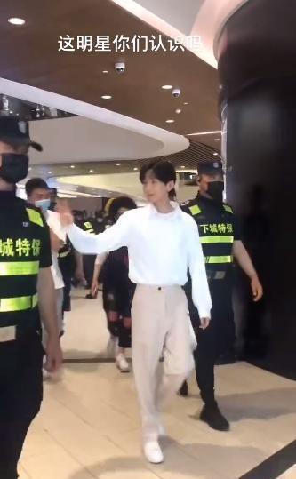 成毅路人爆料视频大全集,揭秘明星私生活瞬间  第1张